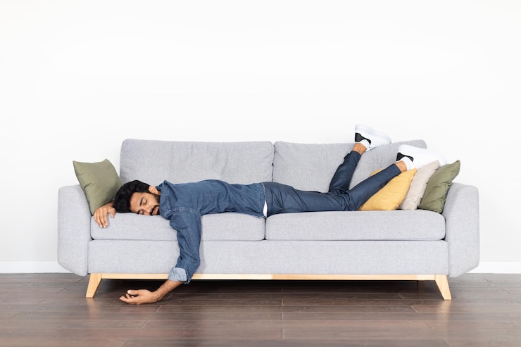Photo exhausted eastern man sleeping on couch at home