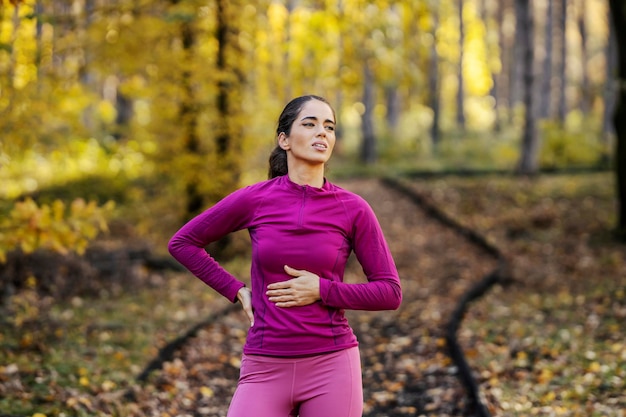 Foto un'atleta esausta si sta prendendo una pausa dagli allenamenti e dall'allenamento cardio in natura