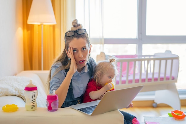 Photo exhausted woman with little child