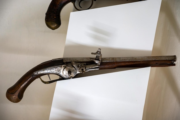 오래 된 flintlock 권총 근접 촬영 사진의 전시