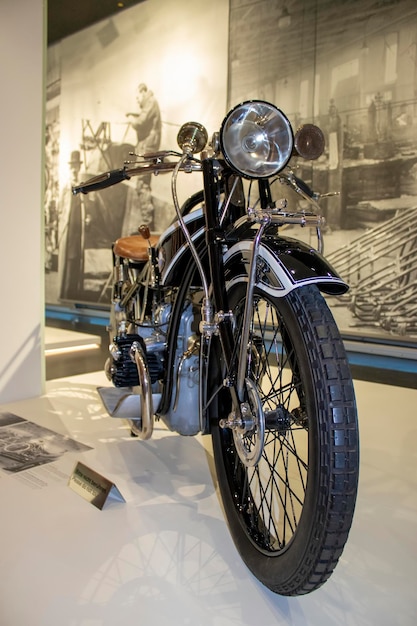 BMW ミュージアムに展示されたモーターサイクルのエキスポジション - BMW A23 BMW R32