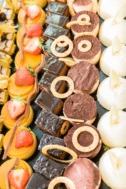 Foto esibizione con una varietà di dolci, dessert e cioccolatini
