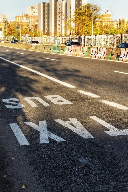 バスとタクシーの道路に車線が描かれた都市からの出口道路