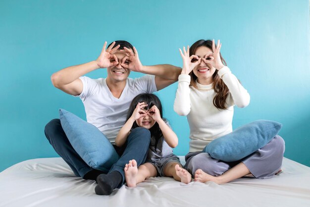 Concetto di felicità della figlia del papà della mamma del papà della famiglia asiatica uscita con la posa della mano con sul fondo bianco della casa del letto