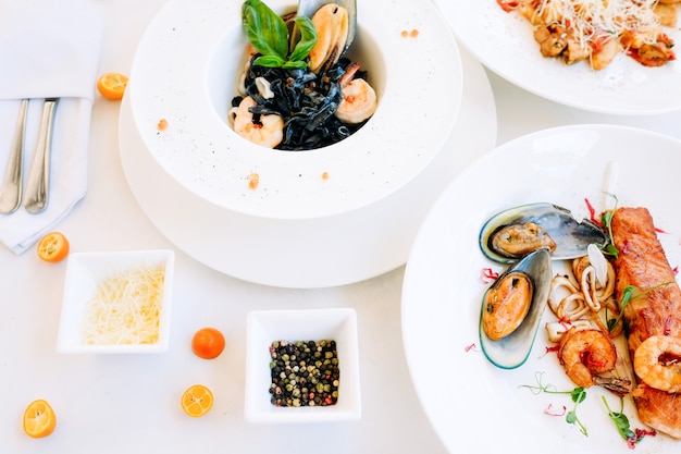 Foto assortimento di frutti di mare esotici asiatici pronti