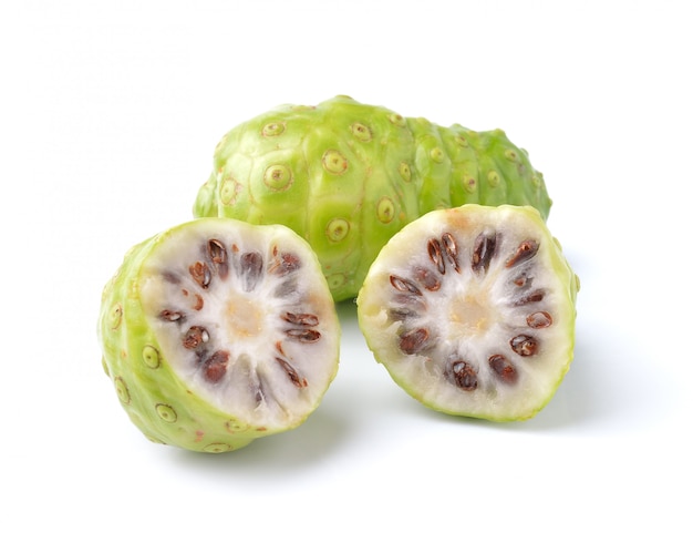 Frutta esotica - noni su spazio bianco