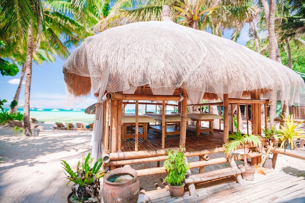 Foto padiglione di massaggi esotici sulla spiaggia tropicale