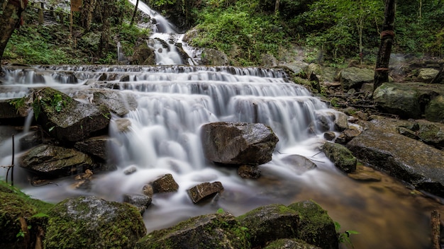 Экзотический природный скалистый водопад