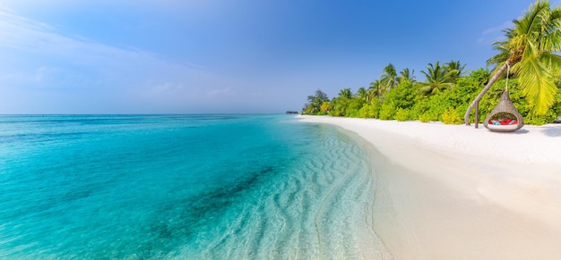 이국적인 낙원. 여행, 관광 및 휴가 개념입니다. 손바닥 모래 석호 열대 해변 풍경