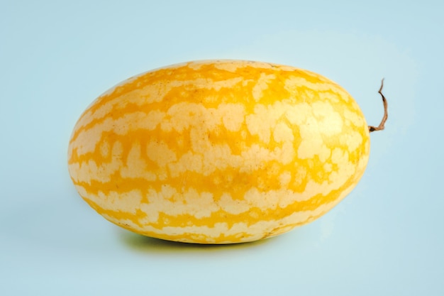 青い背景にエキゾチックな黄色のスイカ