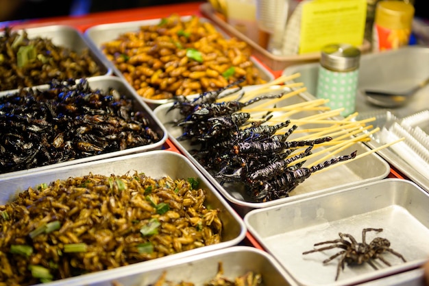 Exotisch eten in Khao San Road 's nachts in de stad Bangkok, Thailand Vakantie en reizend concept
