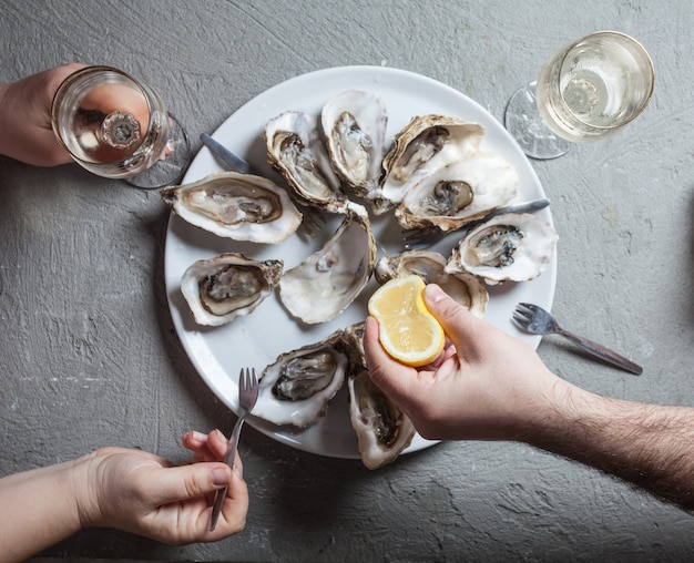 Exotisch gerecht oesters met wijn