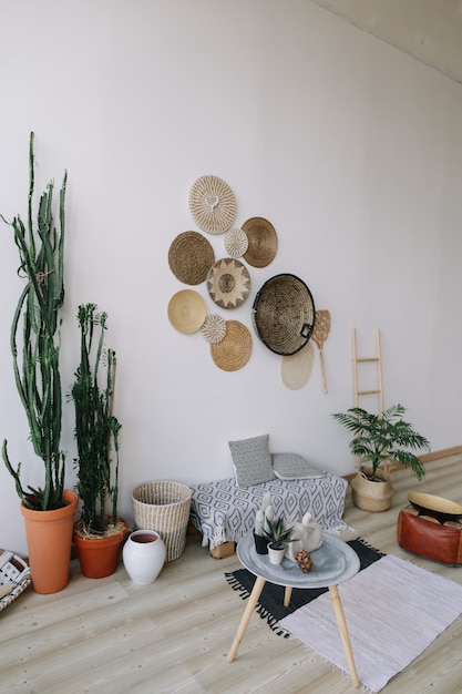 Foto exotisch interieur van de woonkamer in boho-stijl decoratieve stroborden aan de muur