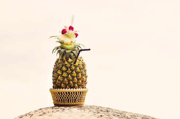 Foto exotische cocktail in een ananas op een strand