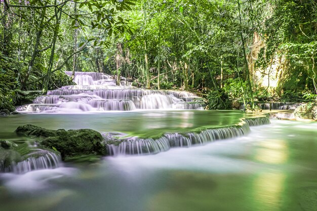 exotische mooie tropische diepe regenwoudwaterval Verse turquoise watervallen in diep bos