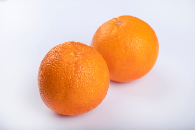 Exotische sappige oranje vruchten geïsoleerd op een witte achtergrond.