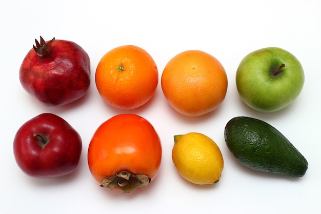 Exotische vruchten van verschillende kleuren isoleren.