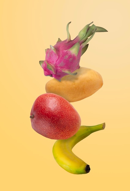 Exotische vruchten vliegen op een gele achtergrond
