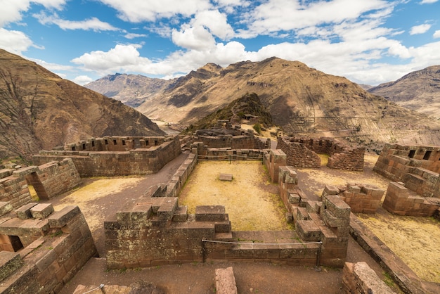 Photo expansive view of the sacred valley, peru from pisac