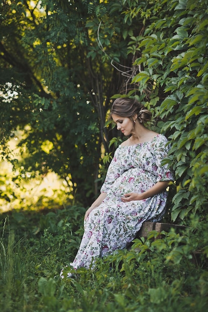 Photo expectant mother waiting for a miracle walks in the garden 1655