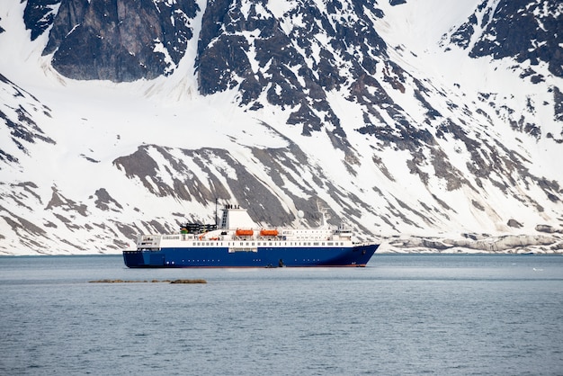 Expeditie schip in de Arctische zee, Svalbard. Passagiers cruiseschip. Arctische en Antarctische cruise.