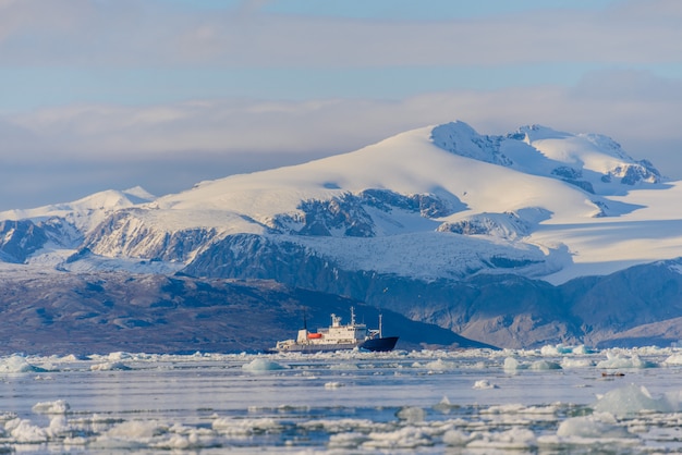 Expeditie schip in de Arctische zee, Svalbard