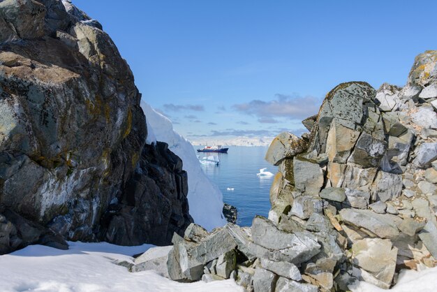 Expeditie schip met ijsberg in de Antarctische zee