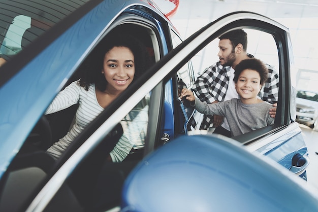 ショールームでの妻の家族のための高価な車の贈り物。