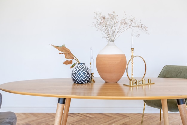 Photo expensive modern light luxury interior design of a spacious living room with wooden elements and white walls. filled with original and unusual decorative things