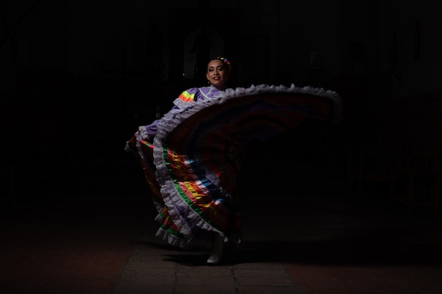 Foto scopri il fascino della tradizione folcloristica messicana in questa affascinante fotografia in chiave discreta a trad