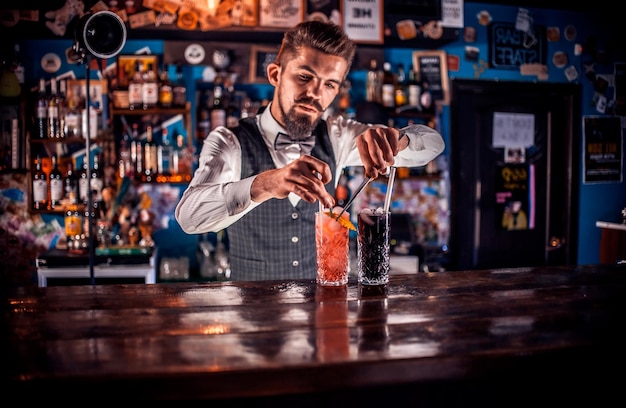 Photo experienced barman makes a cocktail in the nightclub