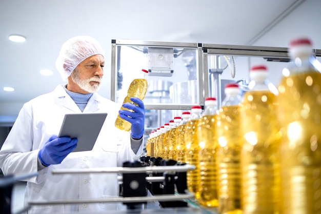 Опытный работник пищевой фабрики проводит визуальный осмотр продукта внутри производственного предприятия