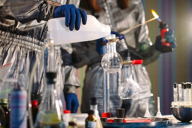 Experimenten in een chemielab. een experiment uitvoeren in het laboratorium.