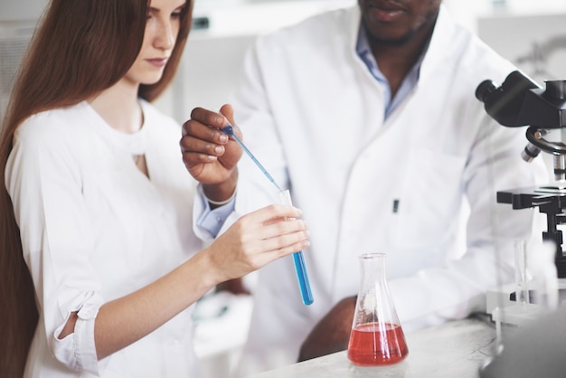 化学実験室での実験。実験は透明なフラスコの実験室で行われました