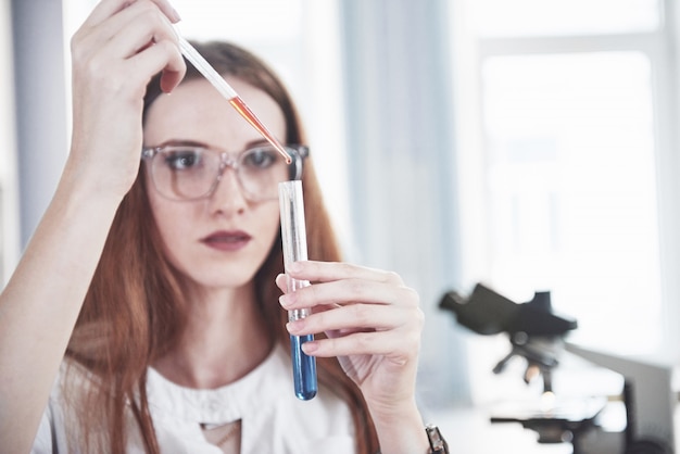 化学実験室での実験。実験は透明なフラスコで実験室で行われました