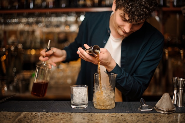 Expert barman maakt een cocktail in een nachtclub