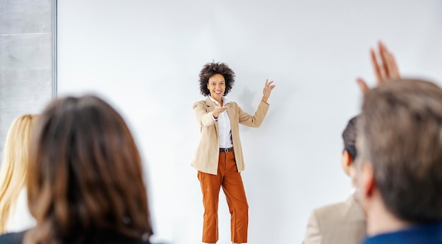 Foto esperto di seminari con discorsi e presentazioni