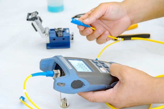 Expert technician Check the signal With a signal checking tool  Optical power meter.