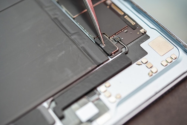 Photo experts repair ipad battery contacts