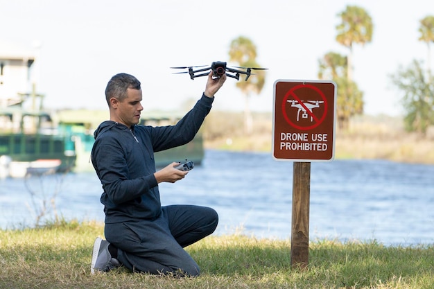 Exploitant bereidt zich voor om met zijn quadcopter te vliegen in nationaal park, geen drone-gebied
