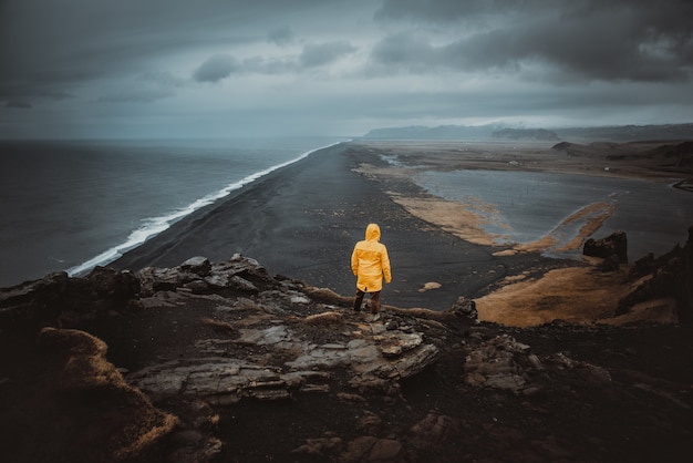 Исследователь на исландском туре, путешествуя по Исландии, открывая природные места
