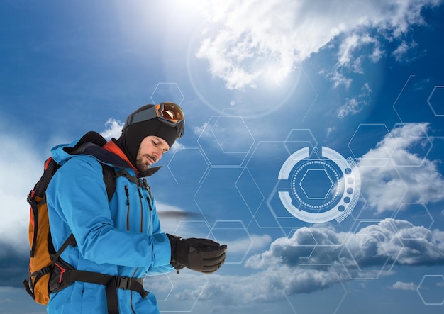 사진 야외 장비와 차가운 하늘 인터페이스가 있는 옷을 입은 탐험가 남자