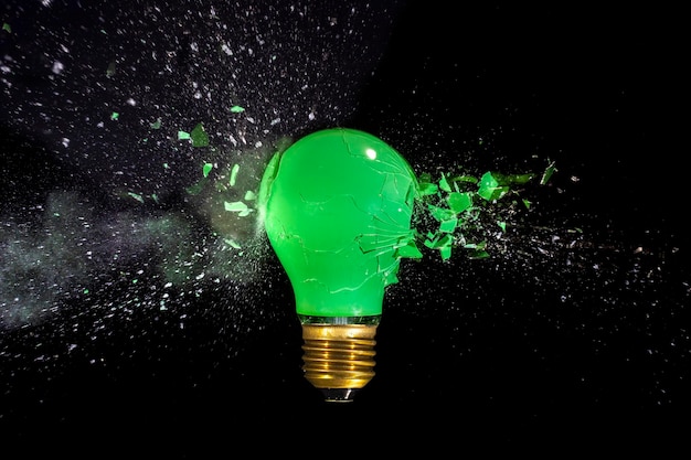 緑色の電球の爆発
