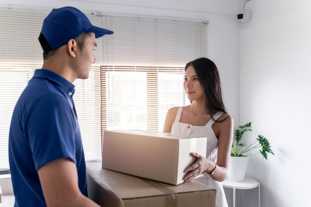 Photo express delivery service courier delivering package to woman woman appending signature sign to receive the package