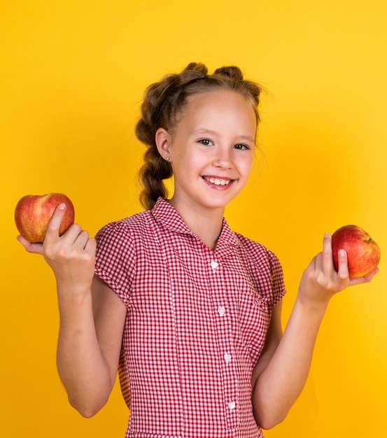 ビタミンでいっぱいの積極性を表現する 有機食品 自然で健康的な幸せな子供時代の子供はリンゴを食べます 果物と一緒に子供を食べます