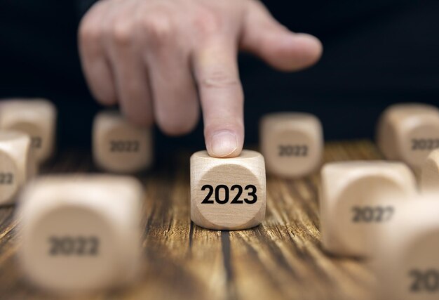 Express the process of changing to 2023 with wooden BLOCK