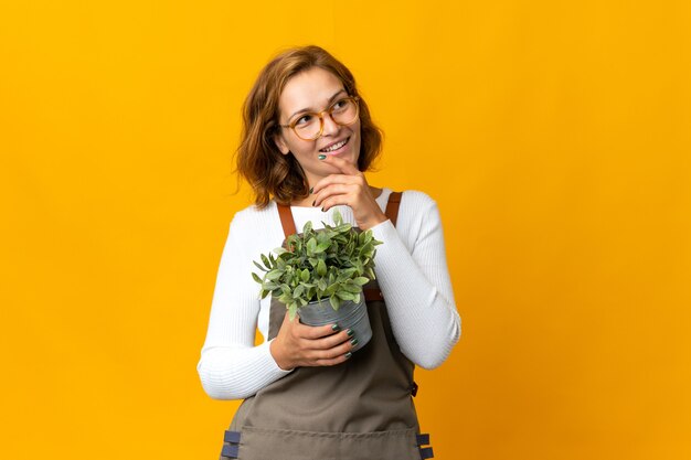 Expressief jong mooi meisje poseren