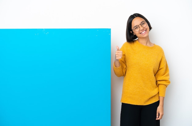 Expressief jong mooi meisje poseren