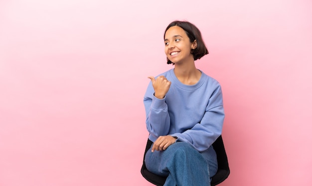 Expressief jong mooi meisje poseren