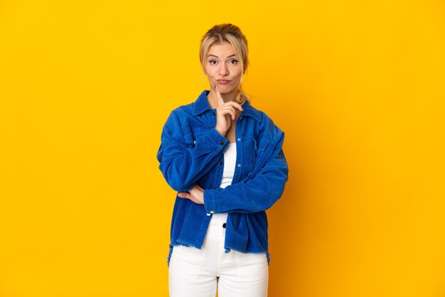 Expressief jong mooi meisje poseren